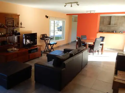 Casa 5 ambientes con 2 baños