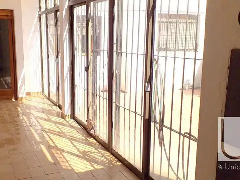 VENTA O PERMUTA 5 AMB, 2 BAÑOS, COCHERA, PATIO, PARRILLA EN PLENO CENTRO 