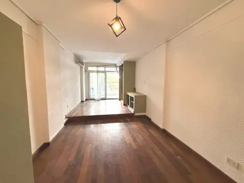 Mono ambiente al frente con balcón. Departamento de un ambiente en Belgrano 