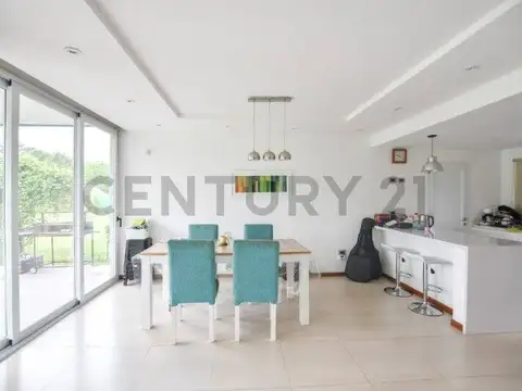 CASA EN VENTA CON PARQUE Y PILETA, BARRIO EL RODEO