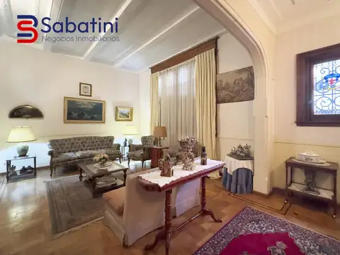 Casa 8 ambientes con 4 baños