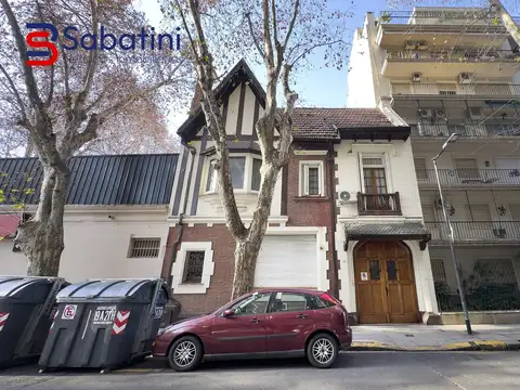 Exclusiva Casa Tudor Reciclada de 8 Ambientes con Jardín, Terraza y 2 Cocheras en Belgrano