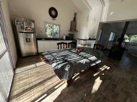 Casa 6 ambientes con 2 baños