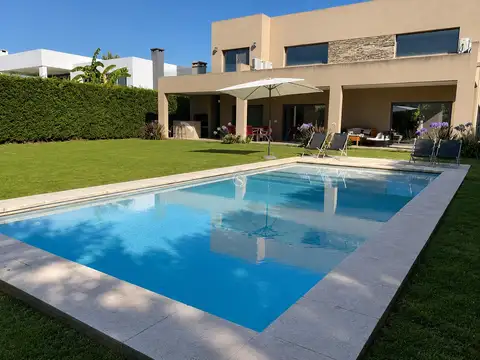 Casa 5 ambientes con 3 baños