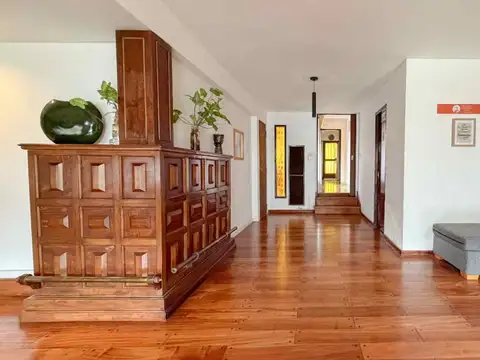 CASA 8 AMBIENTES EN VENTA EN ADROGUÉ CON JARDÍN