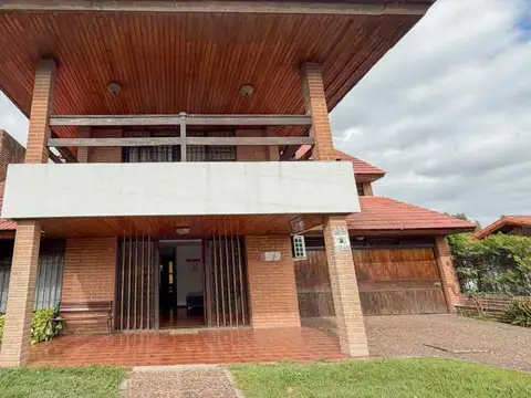 CASA 8 AMBIENTES EN VENTA EN ADROGUÉ CON JARDÍN