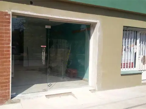 SE ALQUILA: AMPLIO LOCAL COMERCIAL. SAN MARTIN 1400