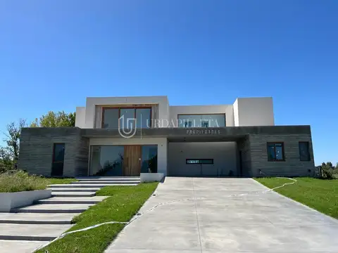 Casa en venta 4 dormitorios en Pilara sobre la cancha de polo en Milord