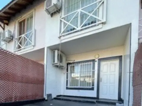 EXCELENTE DUPLEX DE 3 AMBIENTES Y ALTILLO (PLAY ROOM) COCHERA, 2 BAÑOS, EQUIPOS SPLT (EN T/ LOS AMB)