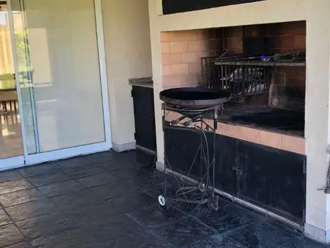 Casa en Alquiler con 3 cocheras