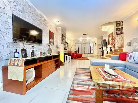 Casa en Venta con 3 cocheras