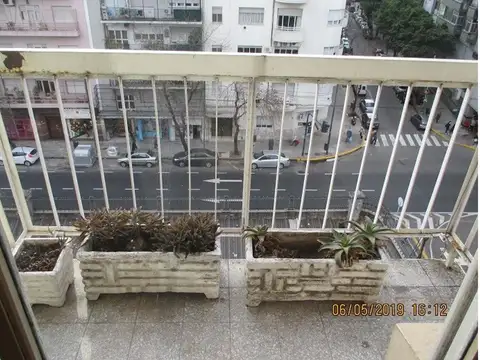 Amplio ambiente frente muy luminoso balcón baño y cocina com