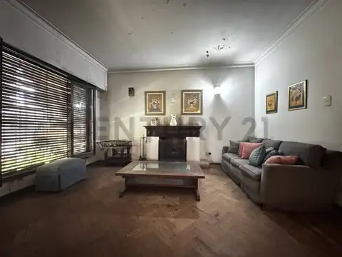 VENTA CASA 4 AMBIENTES CASTELAR COCHERA PILETA