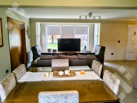 Casa en Venta con 6 cocheras