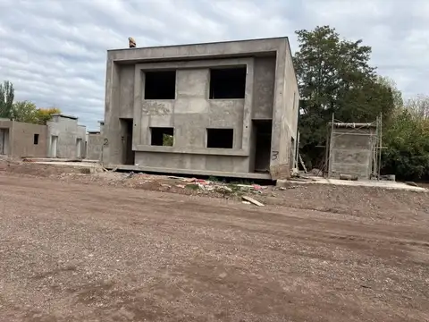 Casa en Venta con 2 cocheras