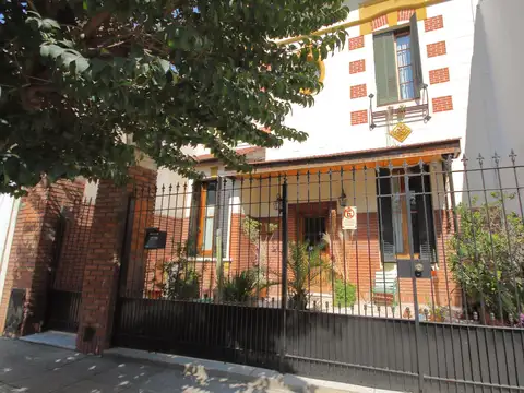 Casa 7 ambientes con 2 baños