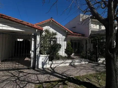 VENTA CASA 3 AMB. PATIO/JARDÍN/COCHERA - CASTELAR