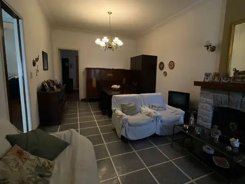 VENTA CASA 3 AMB. PATIO/JARDÍN/COCHERA - CASTELAR