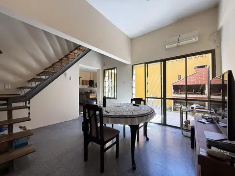 Casa de 2 plantas. Cochera, patio con parrilla, 3 dormitorios. Lista para habitar!