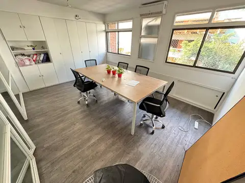 EXCELENTE OFICINA SUBDIVIDIDA - SUPER LUMINOSA - INMEJORABLE UBICACION