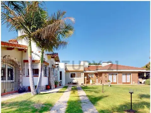 Casa de 3 Dormitorios en Venta en Punta Lara sobre Av. Almirante Brown, Frente a