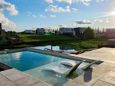 Hermosa casa al rio en venta Barrio nautico El Canal