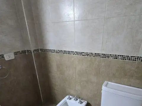 VENTA DE UN MONOAMBIENTE , con BALCON. EN CASEROS LADO NORTE