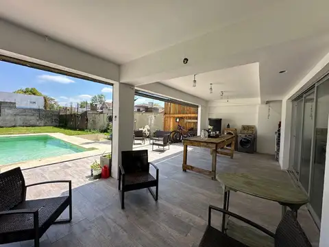Casa en Alquiler en City Bell [Cod: 084178]
