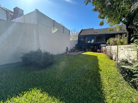 Casa de 6 ambientes desarrollada en dos plantas en muy buen estado y muy buena ubicación