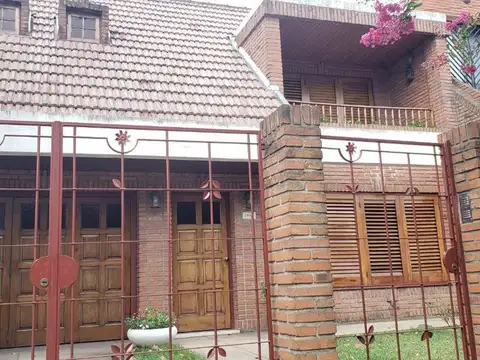 Venta casa 3 dormitorios, quincho, y bonito jardín