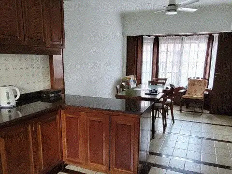 IMPECABLE I EXCELENTE UBICACIÓN RESIDENCIAL I AMPLIO CHALET EN 3 PLANTAS I GARAGE I MUY LINDO PATIO