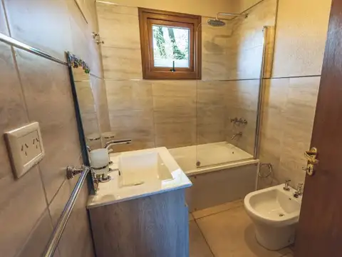 CASA - TRES AMBIENTES - MONOAMBIENTE INDEPENDIENTE - GRAN PARQUE VERDE - LUMINOSIDAD - ARBOLES...