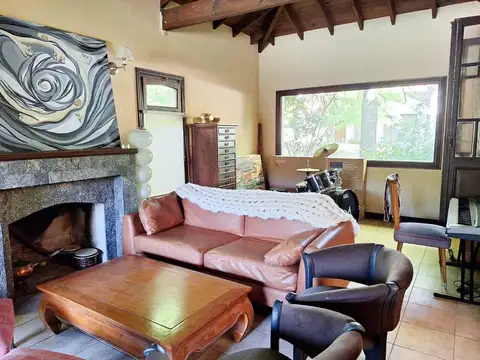 Casa 7 ambientes con 2 baños