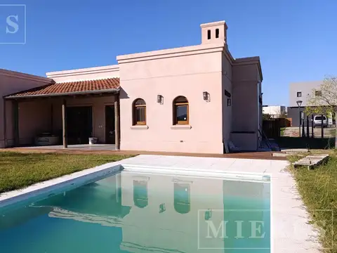 Casa en Venta en El Cantón - Barrio Golf, USD 410.000