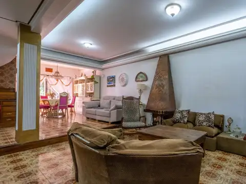 Casa 7 ambientes con 2 baños
