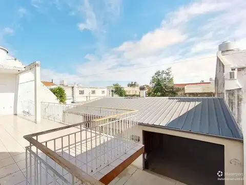 CASA 5 AMBIENTES CON GARAGE DOBLE QUINCHO Y JARDIN