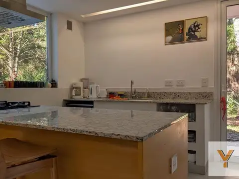 Casa en venta - 4 Dormitorios 2 Baños - Barrio Bosque