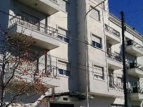 *EXCELENTE DEPTO. 3 AMB CON BALCÓN AL FRENTE  *EDIFICIO CON SALÓN DE USOS MÚLTIPLES CON PATIO