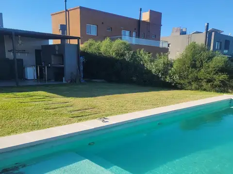 DIVINA CASA  | 3 DORM C/ DEP | 191 m2 |  780 M2 | PILETA