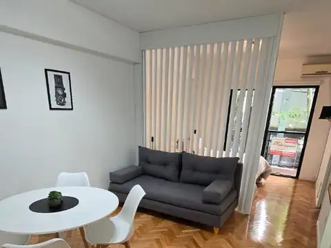 Monoambiente divido al frente con balcon