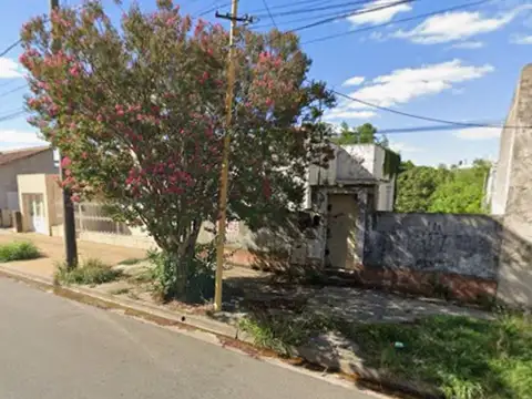 EN VENTA LOTE CON CASA A RECICLAR - TRES ARROYOS