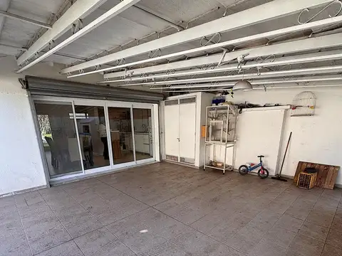 Casa 6 ambientes con 2 baños