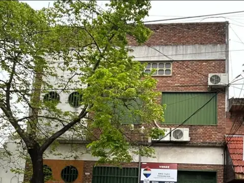 Depósito con oficinas  en 2 plantas + terraza