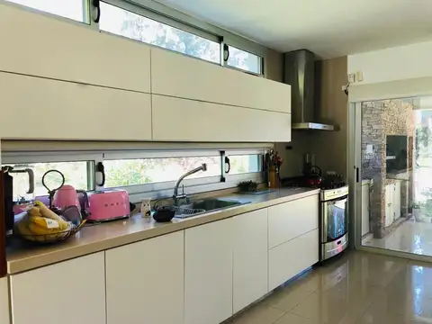 VENTA CASA 5 AMB. CON PILETA EN BARRIO PRIVADO