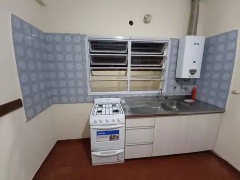 Departamento de 2 ambientes con patio en planta alta