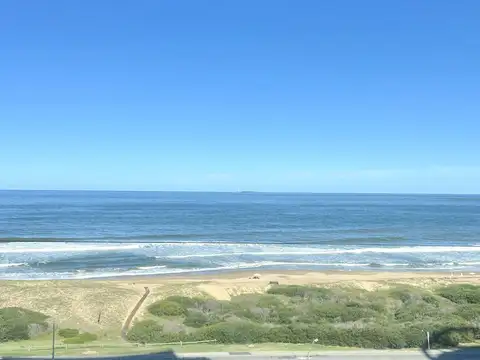 Departamento de 3 dormitorios en Tiburón 3, piso alto.