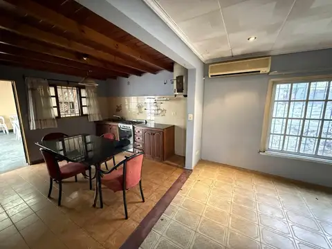 Casa 6 ambientes con 2 baños