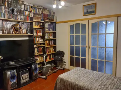 Casa 8 ambientes con 2 baños