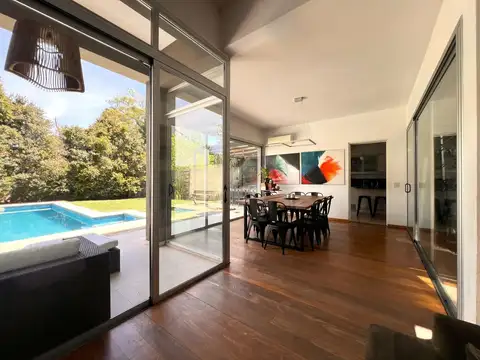 Espectacular casa de 5 dormitorios, jardín, pileta y cochera