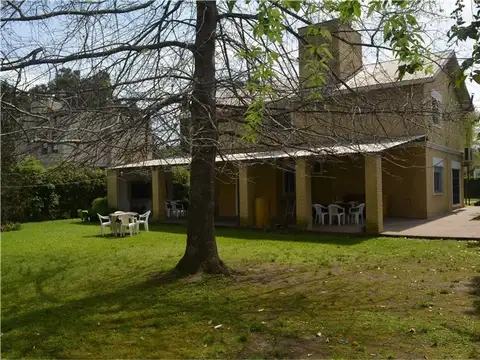 Casa 6 ambientes con 2 baños